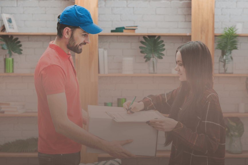 Entregador realizando same day delivery